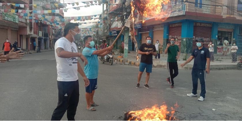 हेटौँडामा राष्ट्रपति र प्रधानमन्त्रीको पुतला दहन